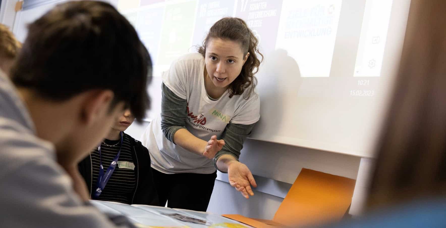 Südwind-Mitarbeiterin erläutert Inhalte in einem Workshop.