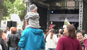 Gut besuchter Uni-Campus beim ersten zweitägigen Südwind Straßenfest