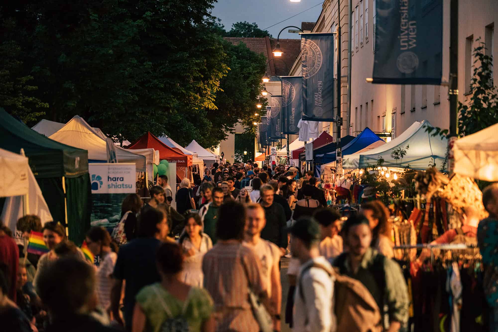 Große Menschenmenge im Innenhof des Campus der Universität Wien beim Südwind Straßenfest 2022