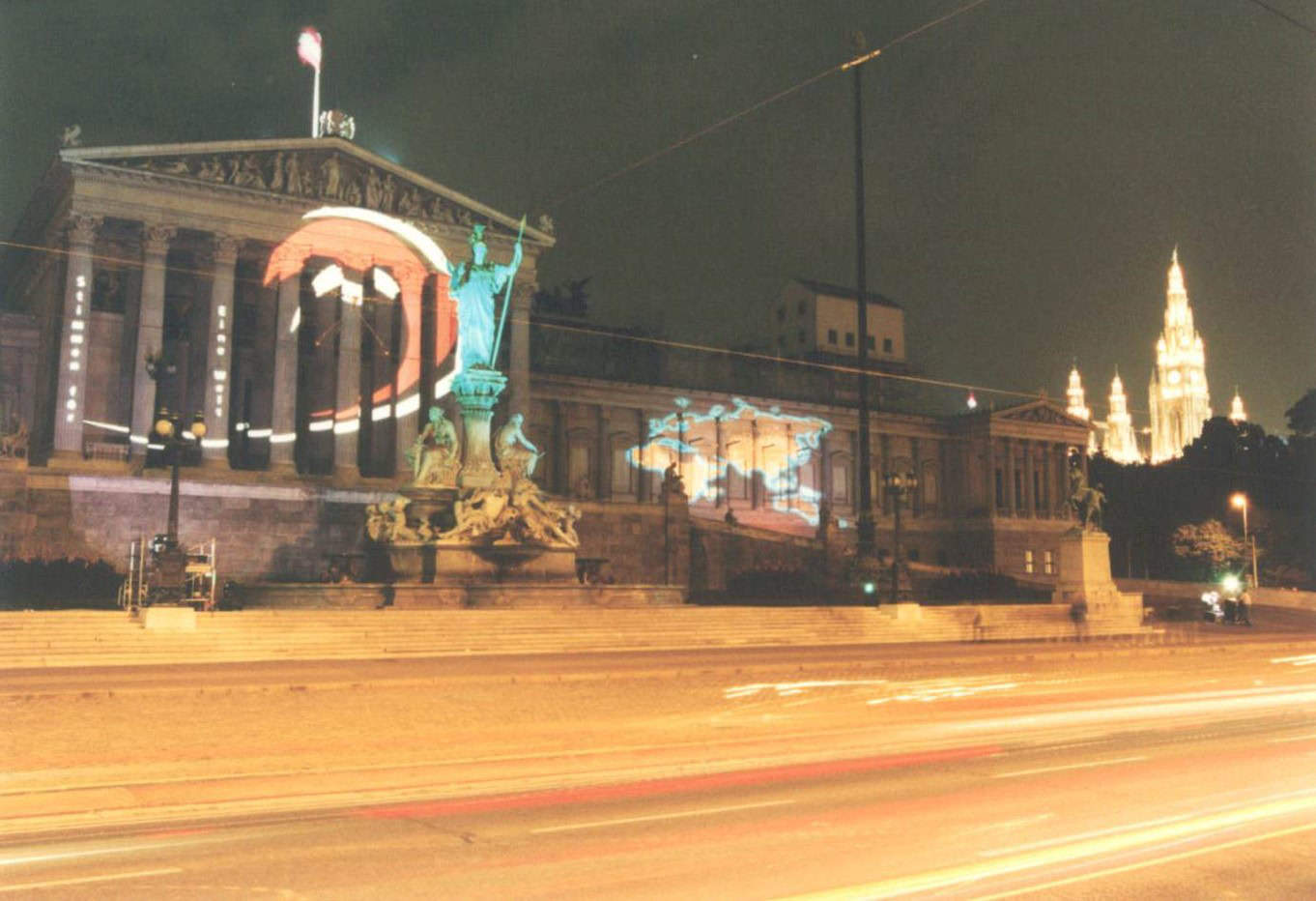 Projekttion des Südwind-Logos auf dem Parlamentsgebäude in Wien